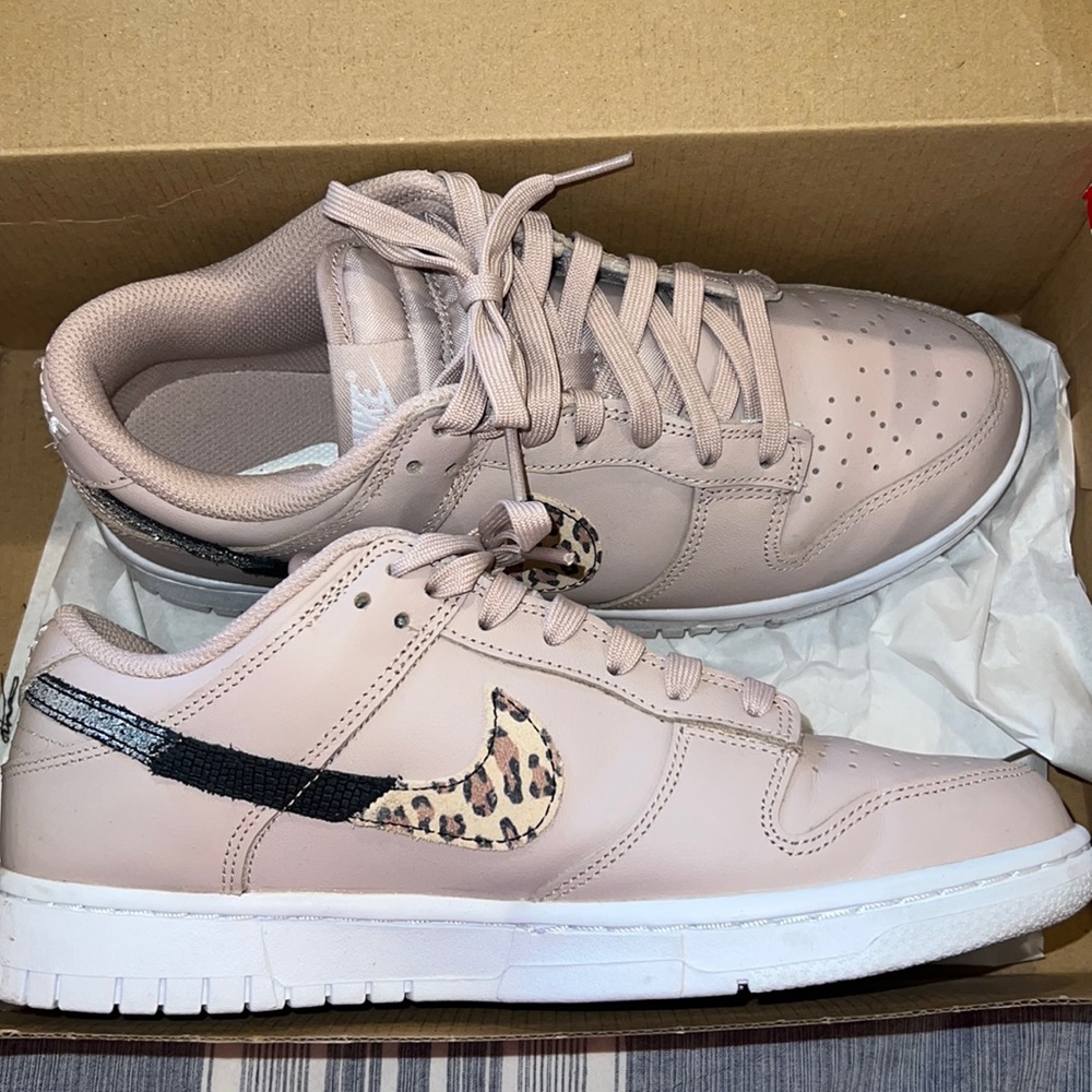 Women’s Dunk Low SE Primal Pink